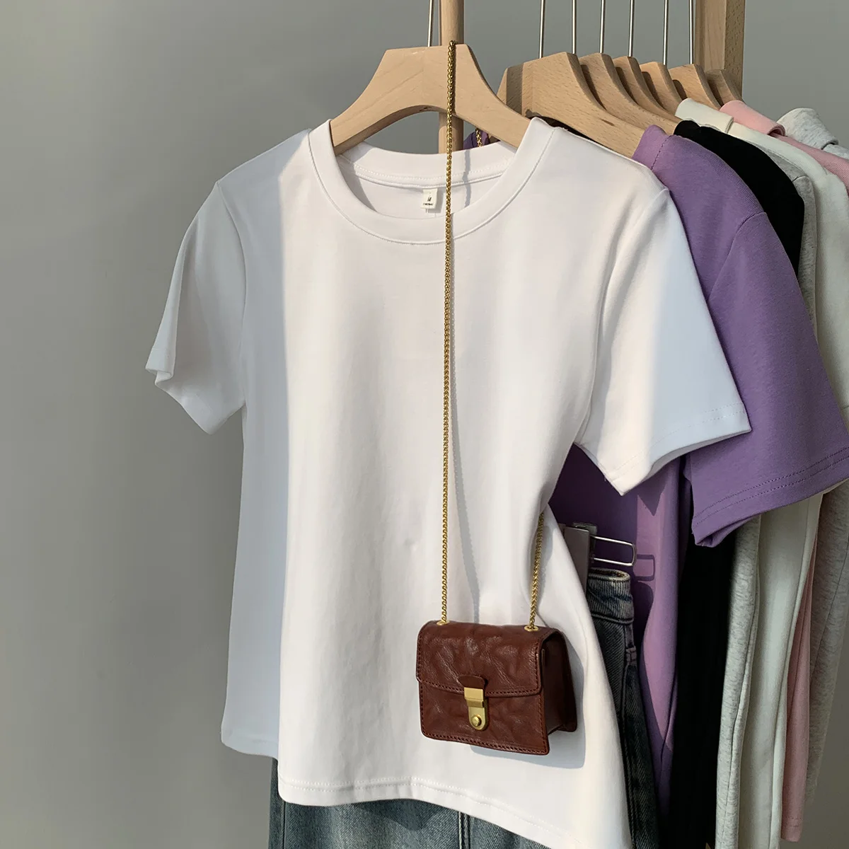 夏のTシャツで悩むなら、美シルエットの半袖Tシャツは本当に選ばれる理由は？