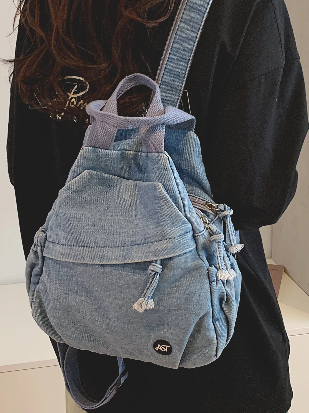 デニム生地の軽量リュックサック：カジュアル・通勤向けの実用性と機能性