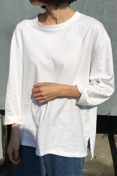 白色のゆったりした長袖Tシャツ【コットン・重ね着対応・カジュアルスタイル】（セットアップ対応）