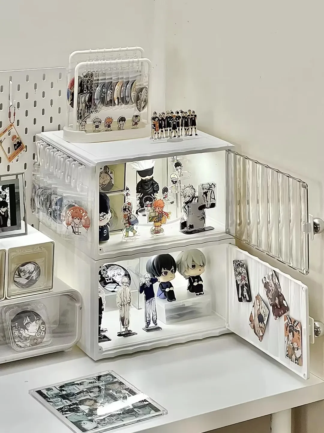 二次元デザインの卓上収納キャビネット：フィギュア展示と防塵対策の実用性を検証