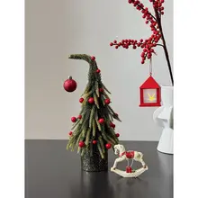 癖のあるクリスマスツリーと夢の鹿のデスクトップ装飾【ホテルや商業スペース用】
