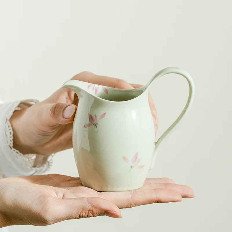 手描き粉ラン花デザインの茶器：高級陶器の美しさと実用性を実証