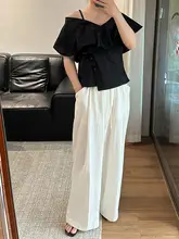 レトロなアシンメトリーヴィーネックオフショルダーシャーリングブラウス【フリル付き】