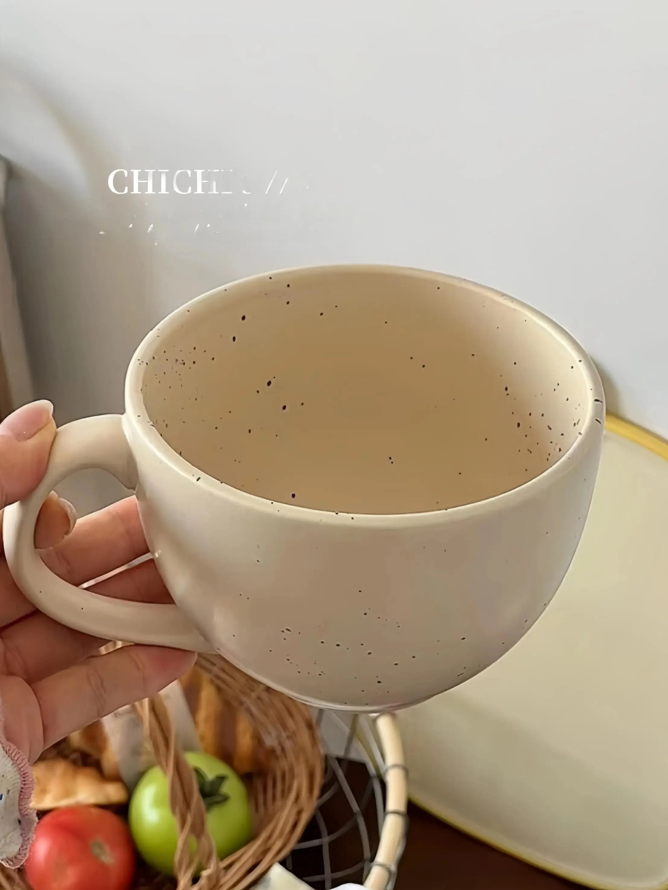 おしゃれな北欧デザインの陶器製マグカップ：大容量でコーヒーや冷たい飲み物に最適