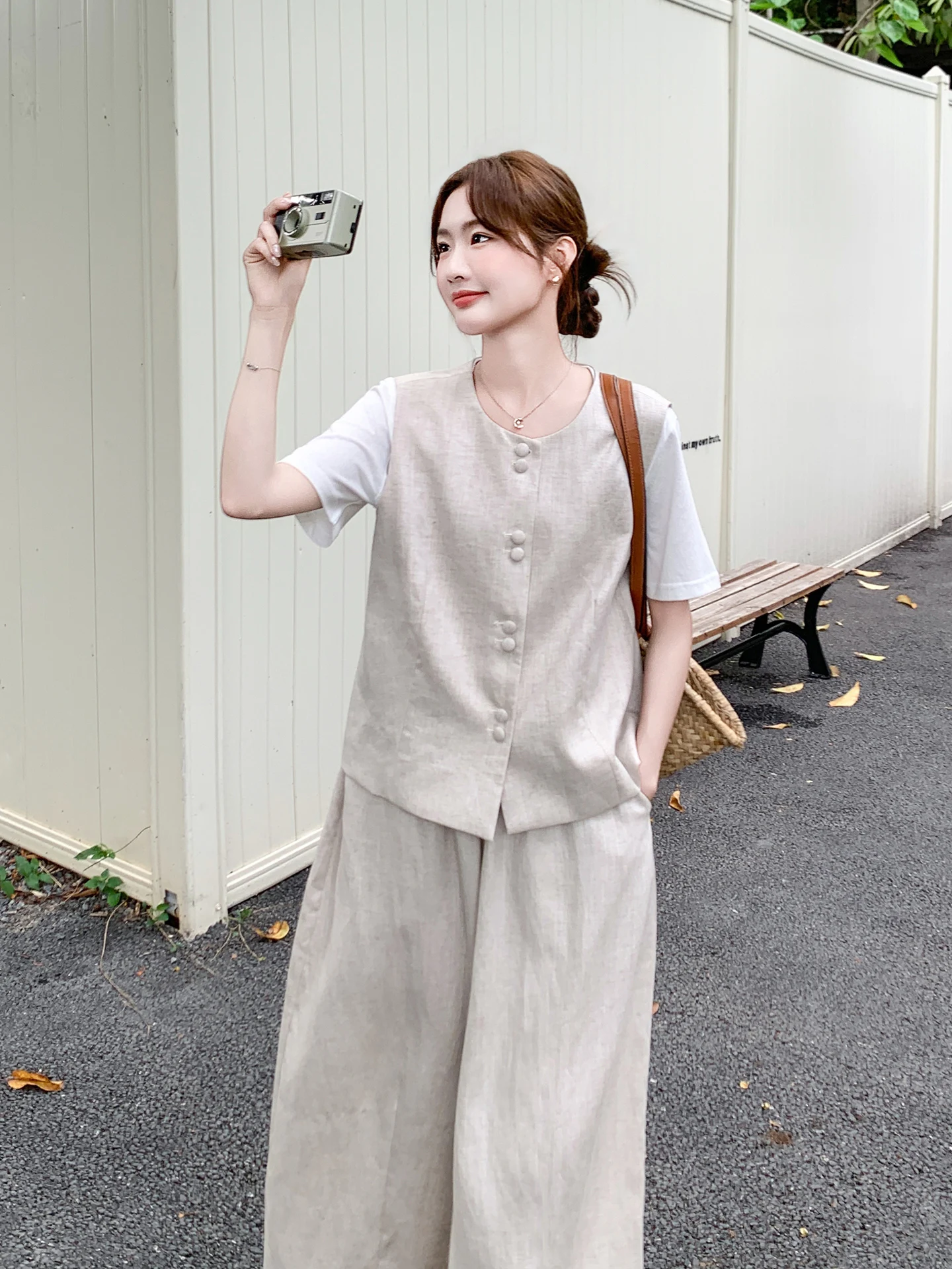 夏のナチュラルコーデに最適なシンプルベスト・白Tシャツ・ワイドパンツセット