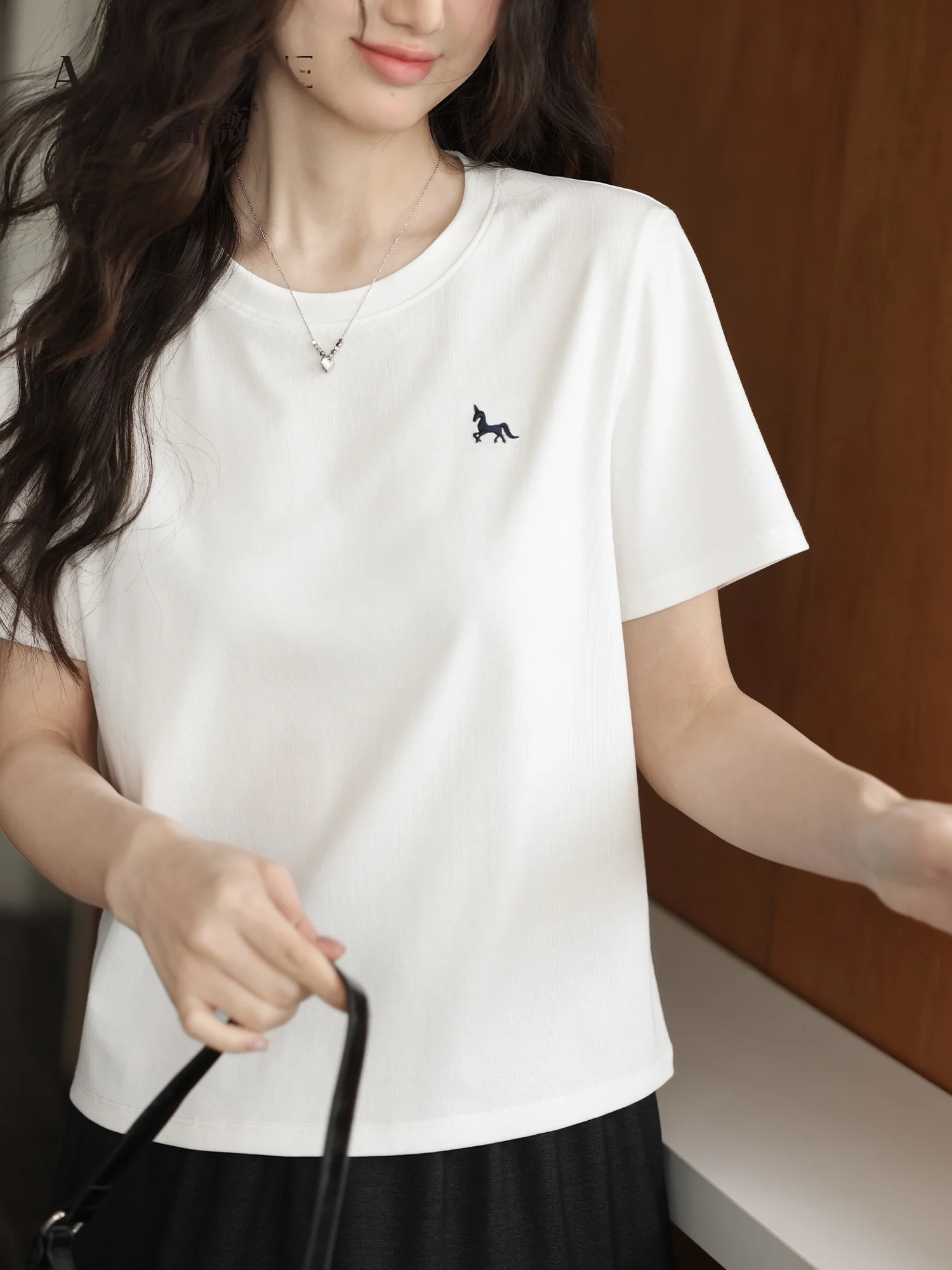 通勤Tシャツが安いおすすめは？「愛蔷薇」の白Tシャツが今、女性の日常を変える
