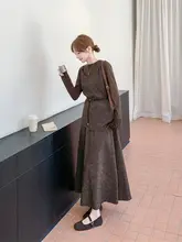 法式エレガントカフェ色キャミソールインナーとスカートの春秋用コーディネート（セットアップ対応）