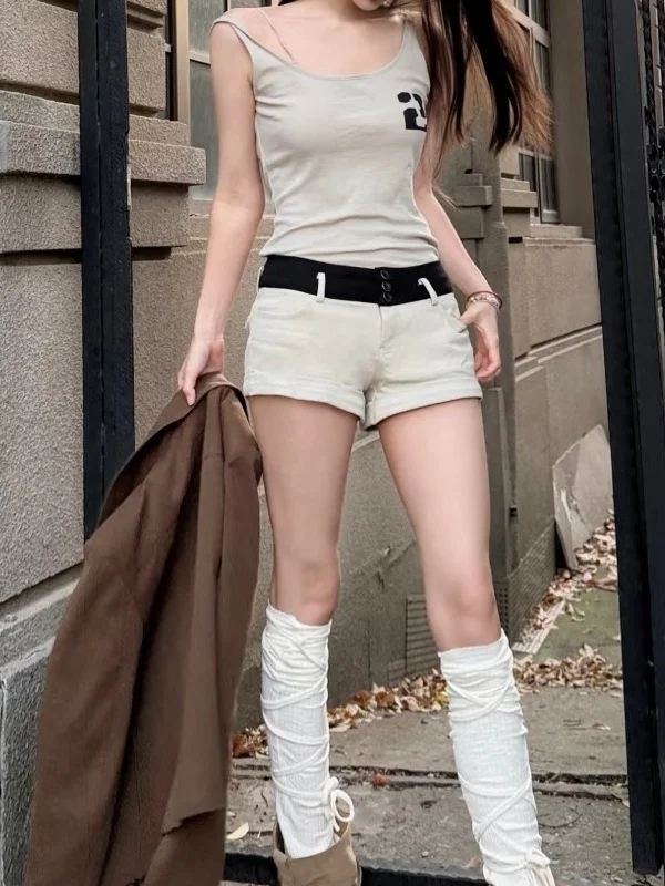 アメリカンビ ンテージスタイルのストラップトップとローウエストロールカットショートパンツ（セットアップ対応）：美式ラッパー風の日常着としての実用性とスタイルの定義