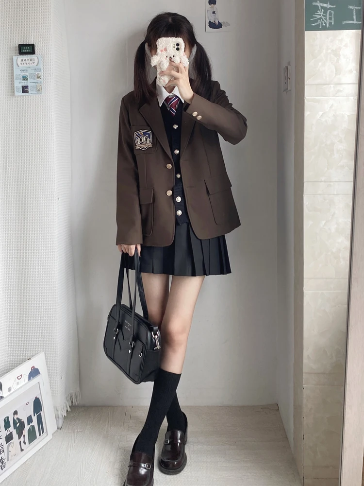 制服風コーデの取り入れ方は？4選で、どんな場面で着るかまで徹底解説