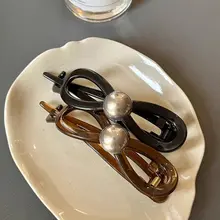 高級感あるパール付きバタフライリボンヘアクリップ【ツイストデザイン・後ろ頭用】