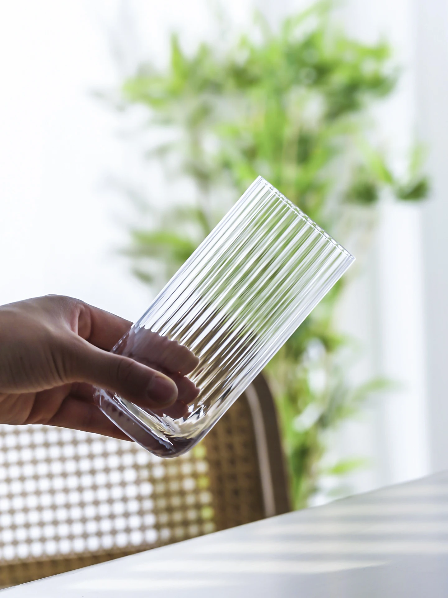 CRISON ストライプガラスジュースカップ：長飲み・カクテル用の高杯デザインと水晶素材の実用性