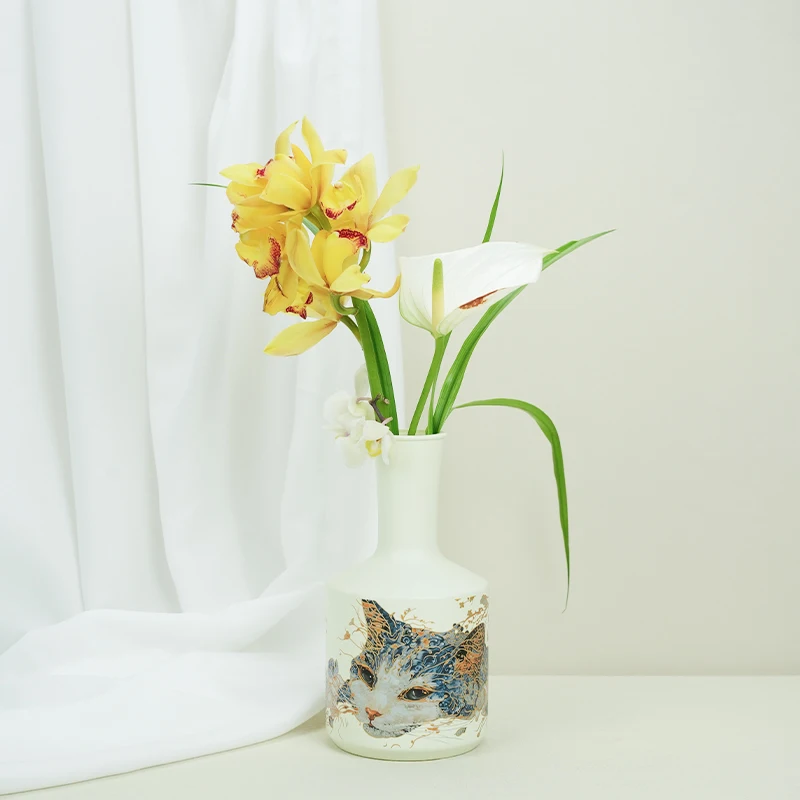 ガラスの花瓶を選ぶときに迷う？雪猫デザインのユニークな花瓶が解決する理由とは
