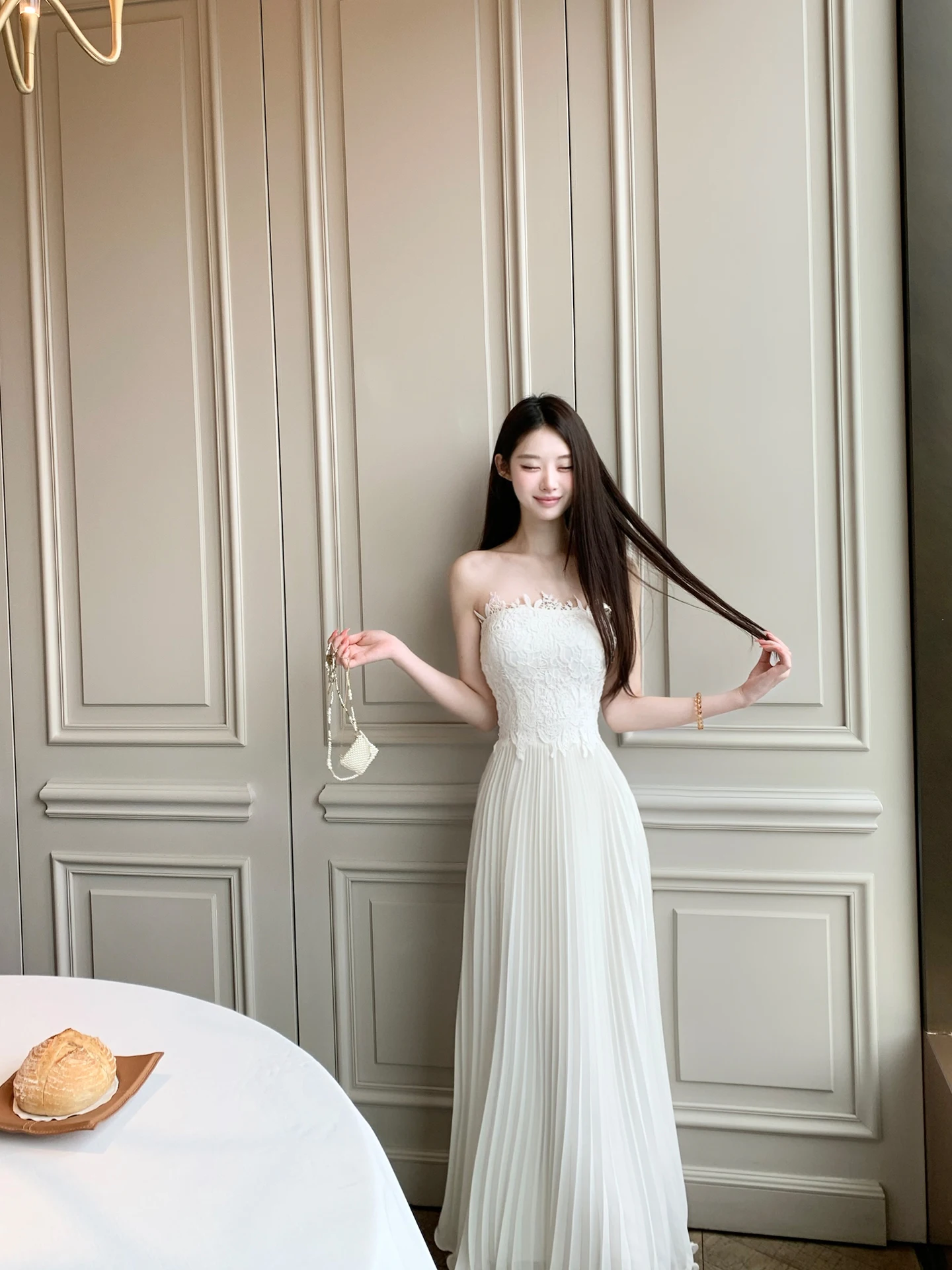 結婚式服装女性30代向け：レースビスチェとプリーツロングスカートの上品ドレス