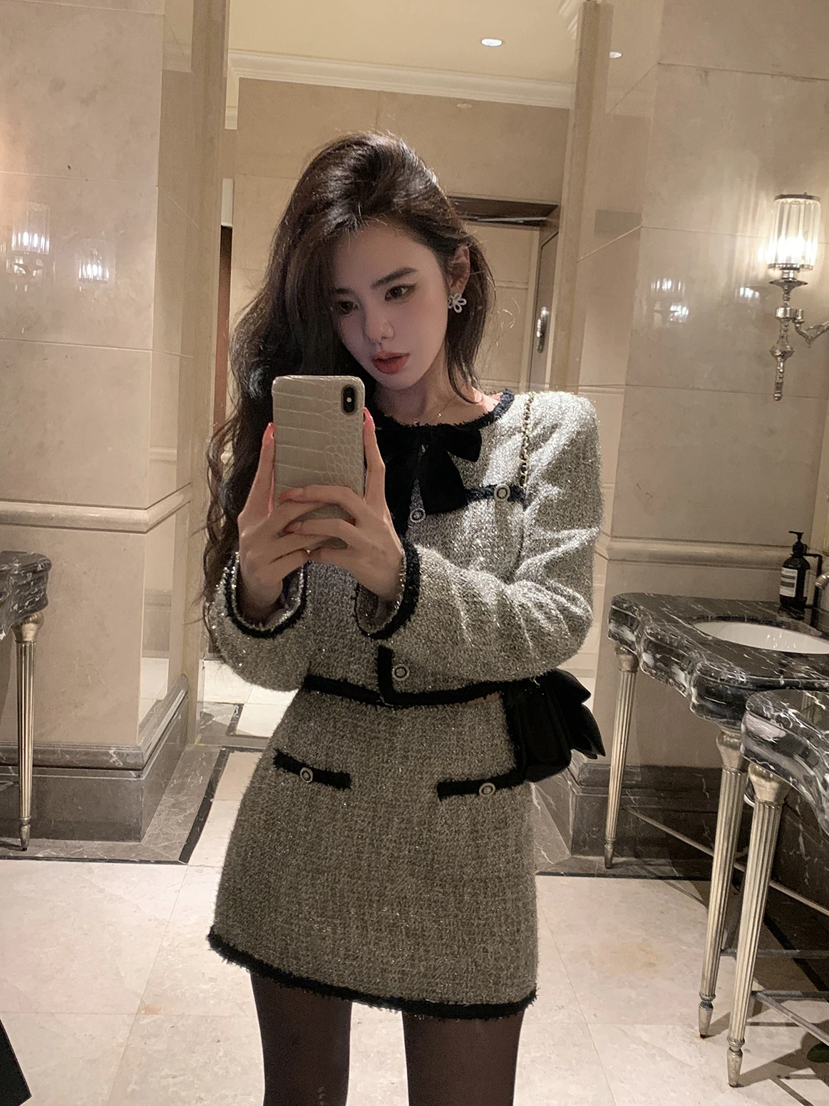 ふんわりショート50代のヘアスタイル：フランス風レトロデザインのセットアップ対応小香風短外套と半身裙