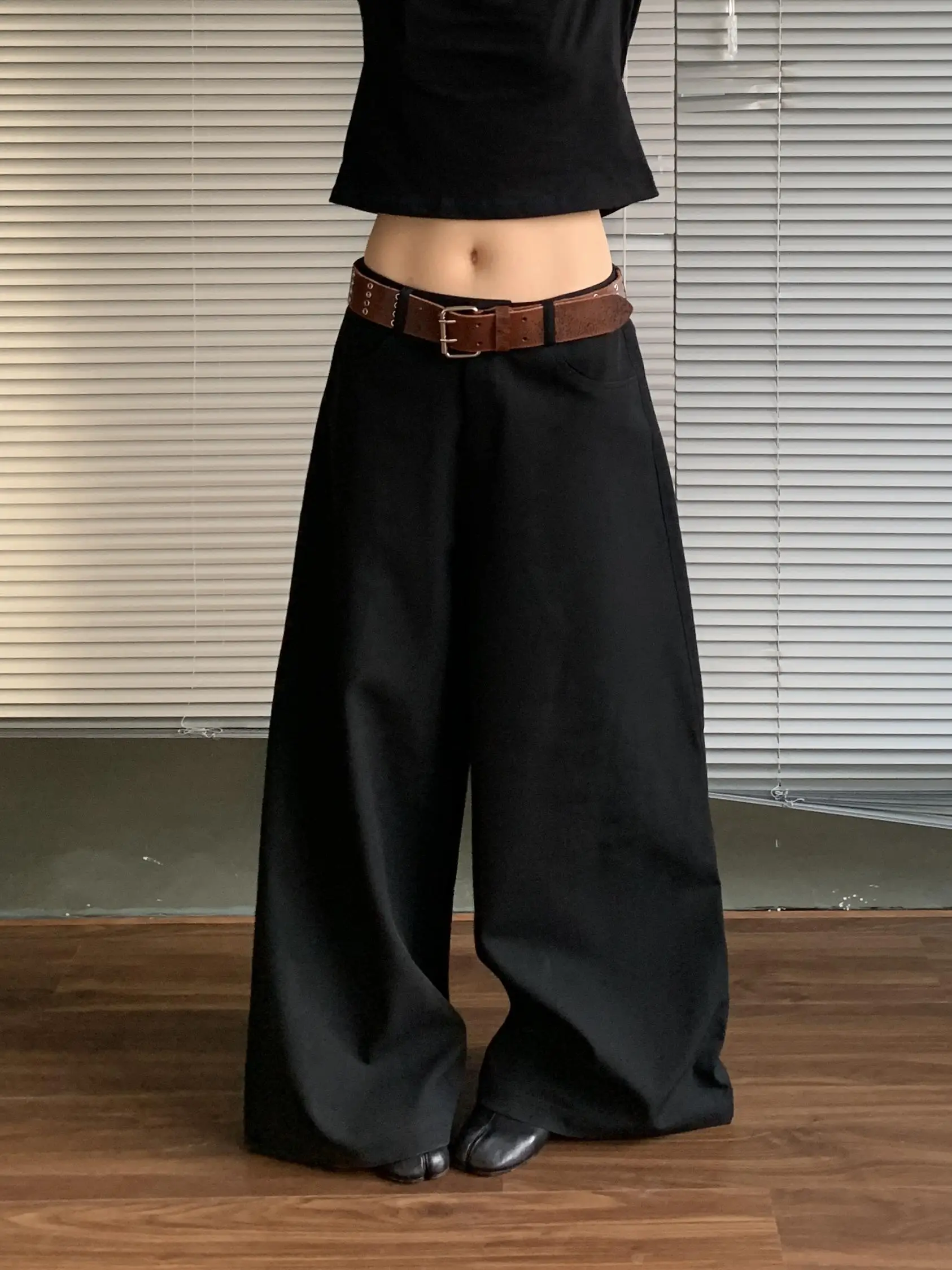 ワイドパンツをどう選ぶ？日常使いに最適な黒のゆったりロングパンツの選び方と活用法