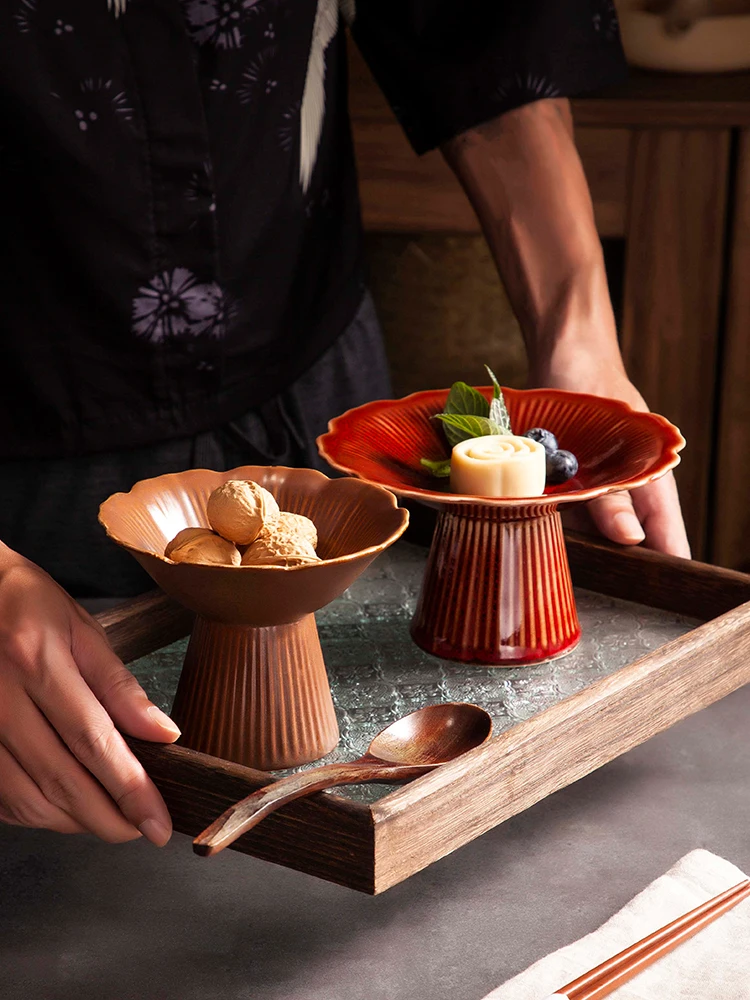 洗練された赤いセラミック高脚皿：冷菜・スイーツに最適な日式釉下彩デザイン