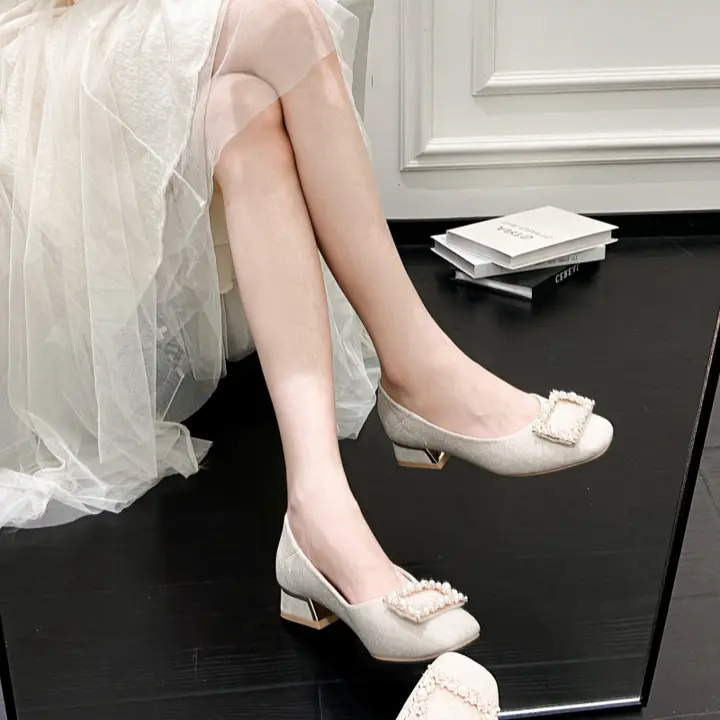 高級感あるバタフライデザインのハイヒール【クリスタル装飾・パール付き・粗めヒール・マリージェーンスタイル】