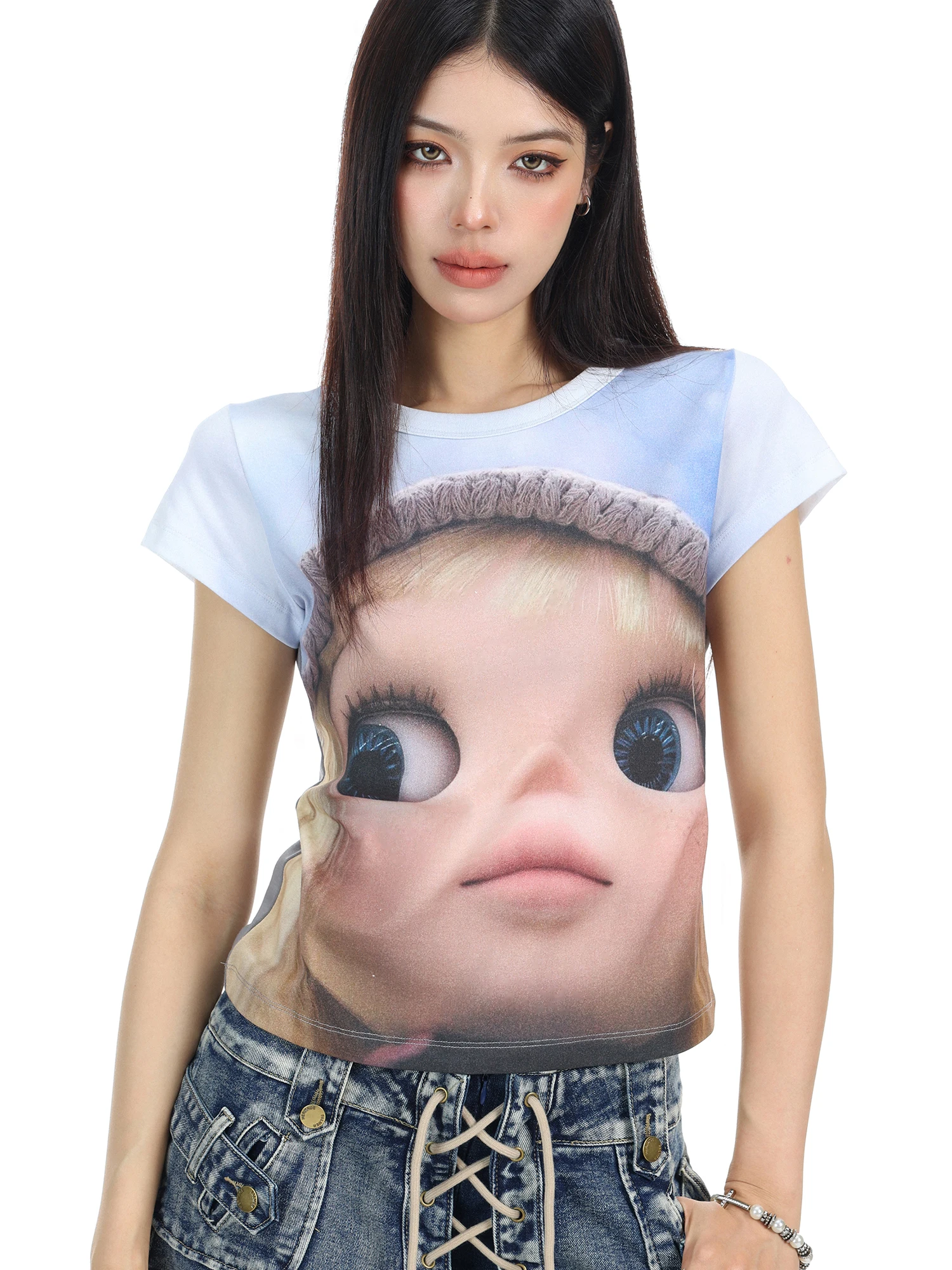 顔がでかい低身長女性向けのカジュアルファッション：カートゥーンデザインラウンドネックTシャツの実用性と着こなし