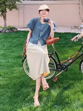 したスタイル！デニムトップスとAラインスカートのファッションコーディネート（セットアップ対応）