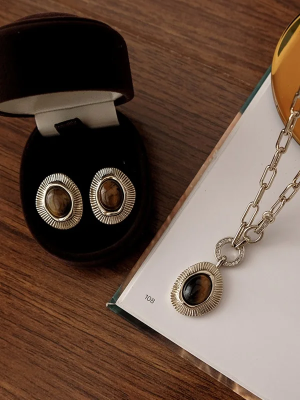 虎眼石のゴールドピアス・ネックレス：アクセサリー選びの実用的ガイド