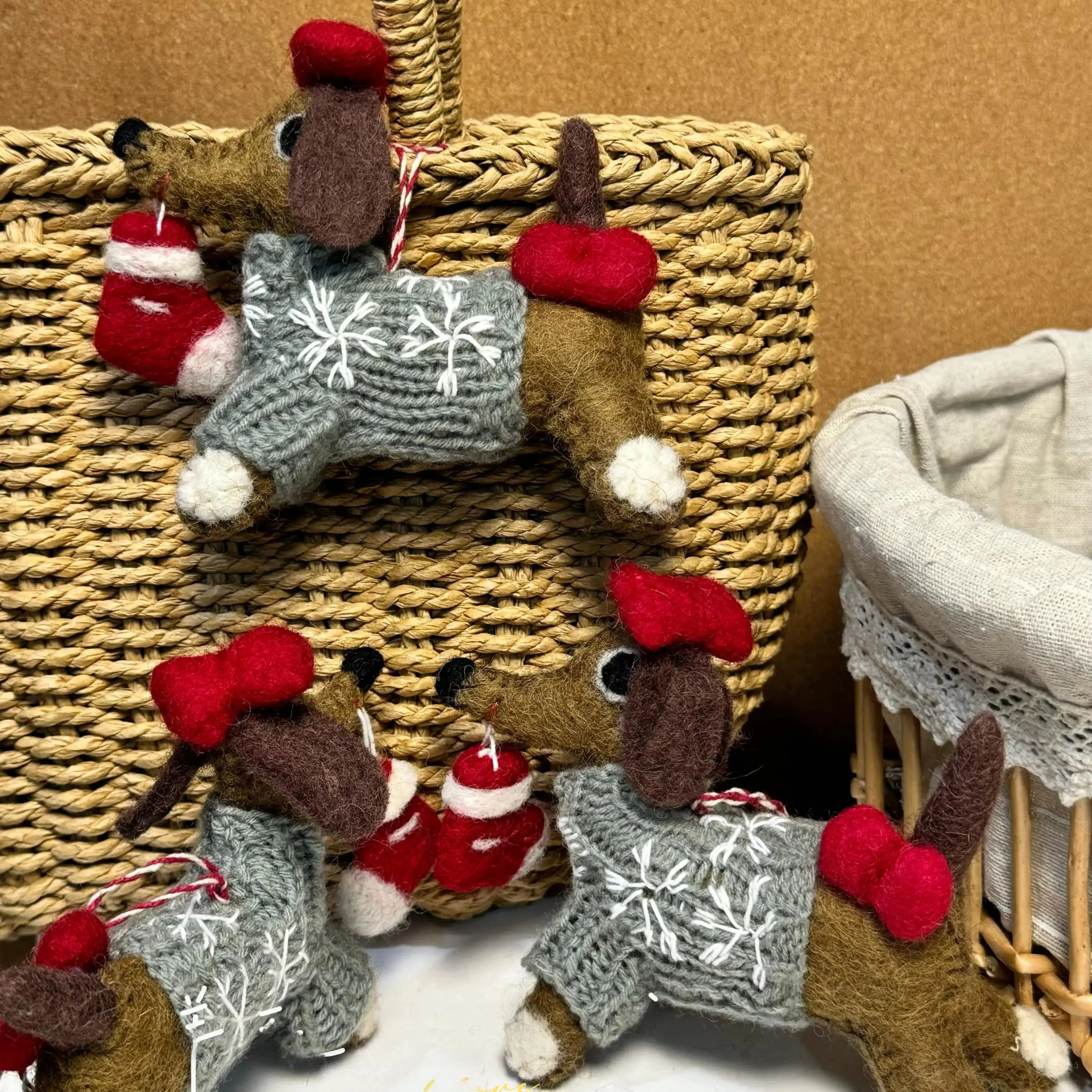 クリスマスに犬をプレゼントするおすすめアイテム：ネパール製手作りウールフェルト犬型バッグチャーム