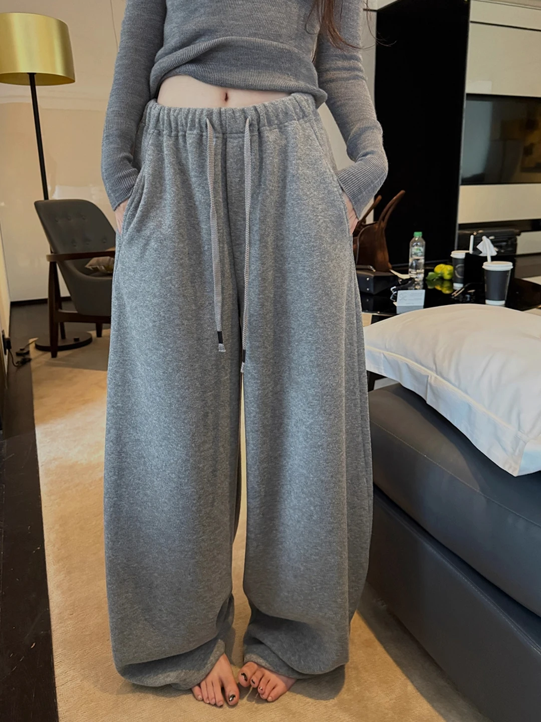 シルクウールパンツは秋冬の肌触りとデザインを両立するか？