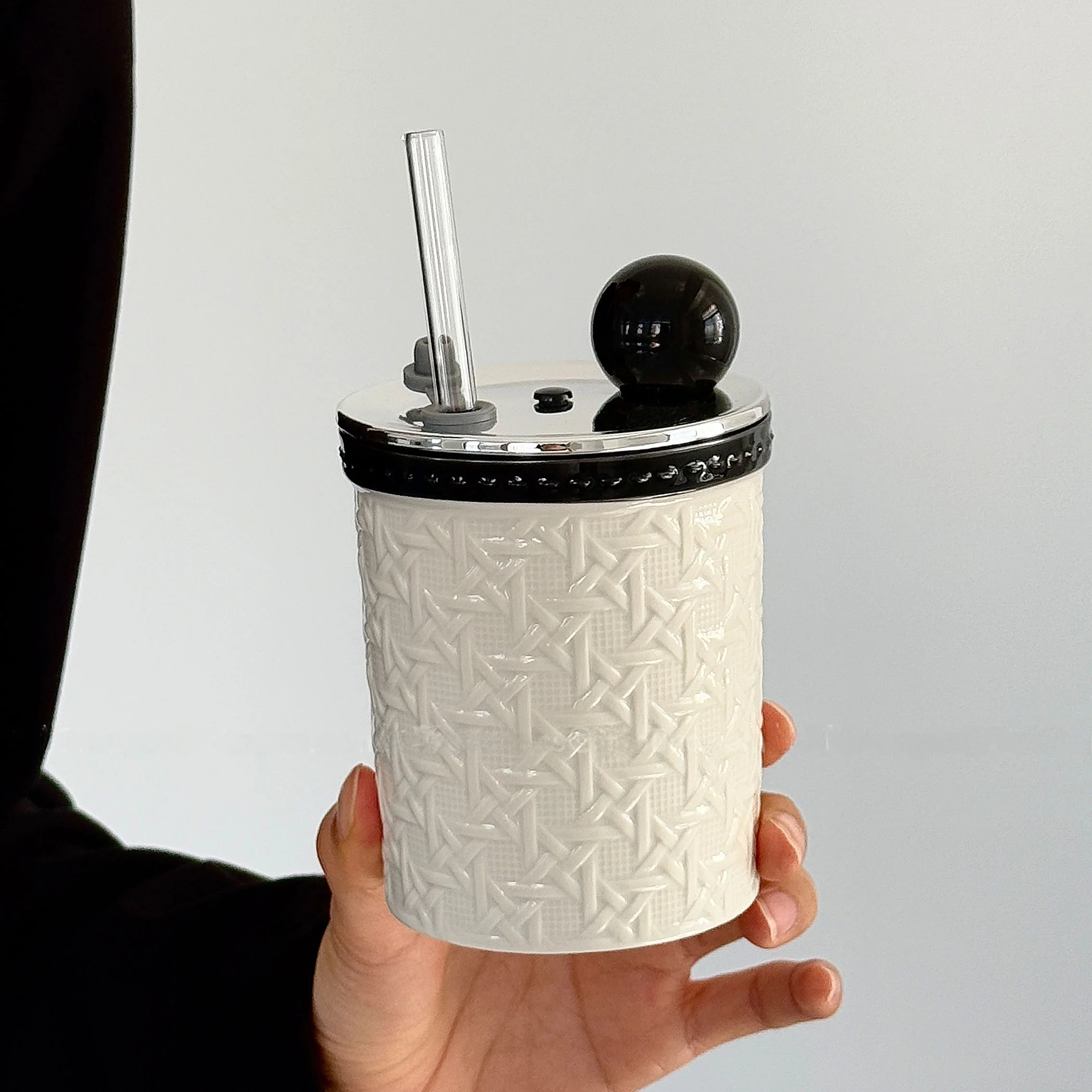 レトロなブラックラタン編みデザインの陶器製マグカップ【蓋付き】の実用性と選定基準