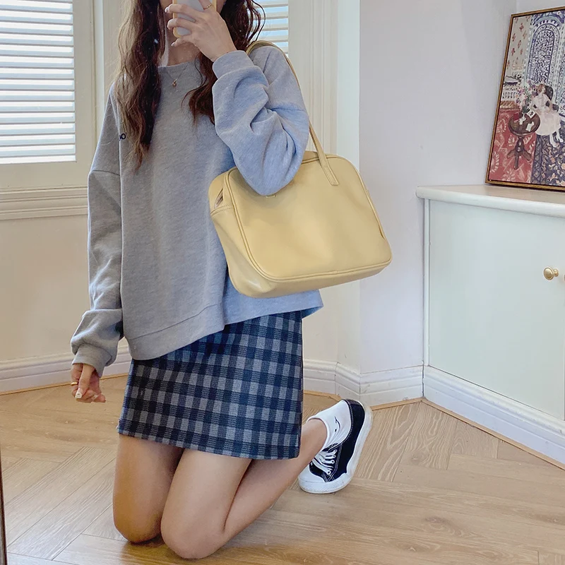 初艾カジュアル大容量ショルダーバッグ：高校生・大学生女子向けブランド通学バッグの実用性とデザイン