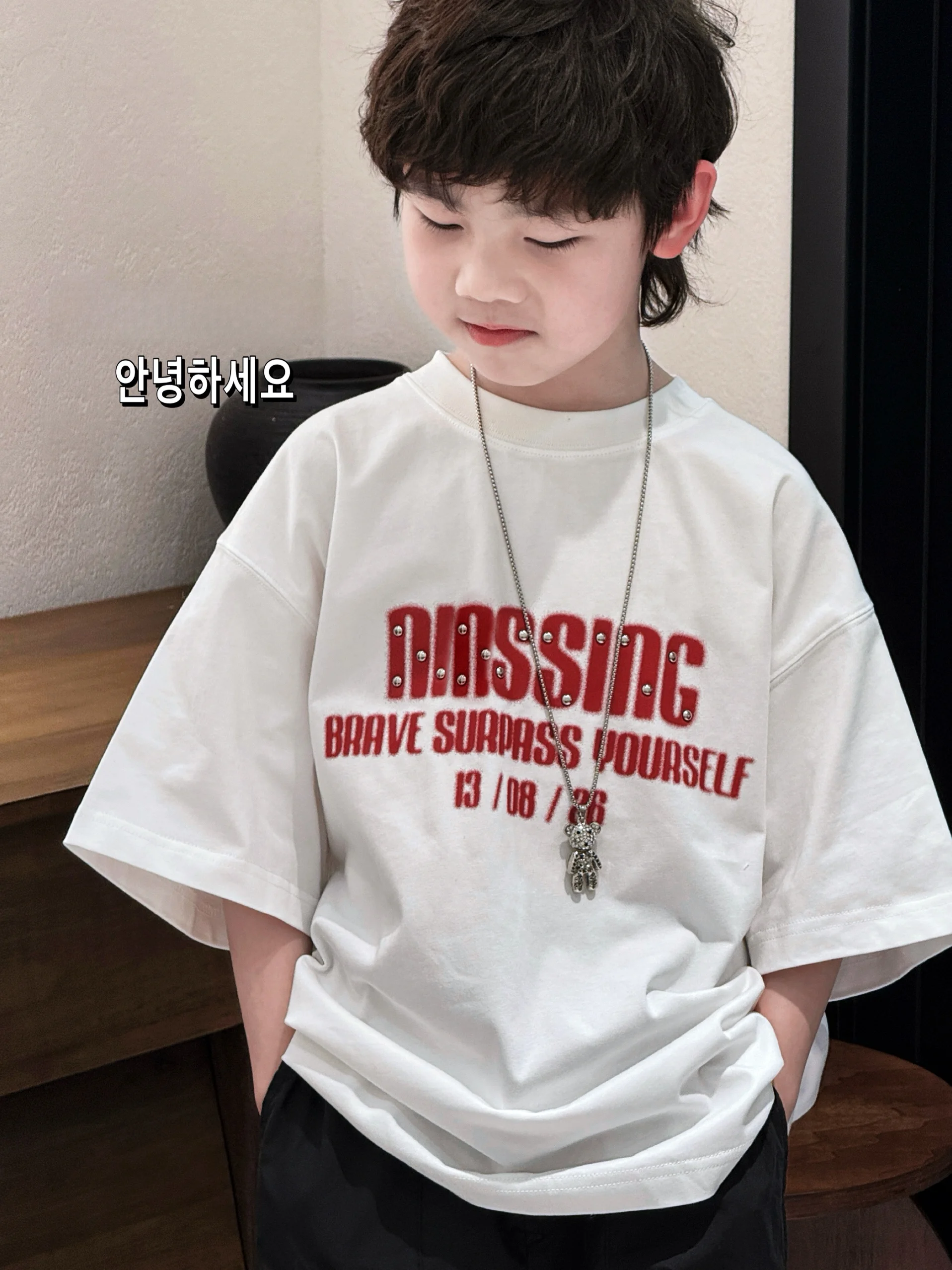 春夏のTシャツ選びで迷うなら、この1点が救いになる？