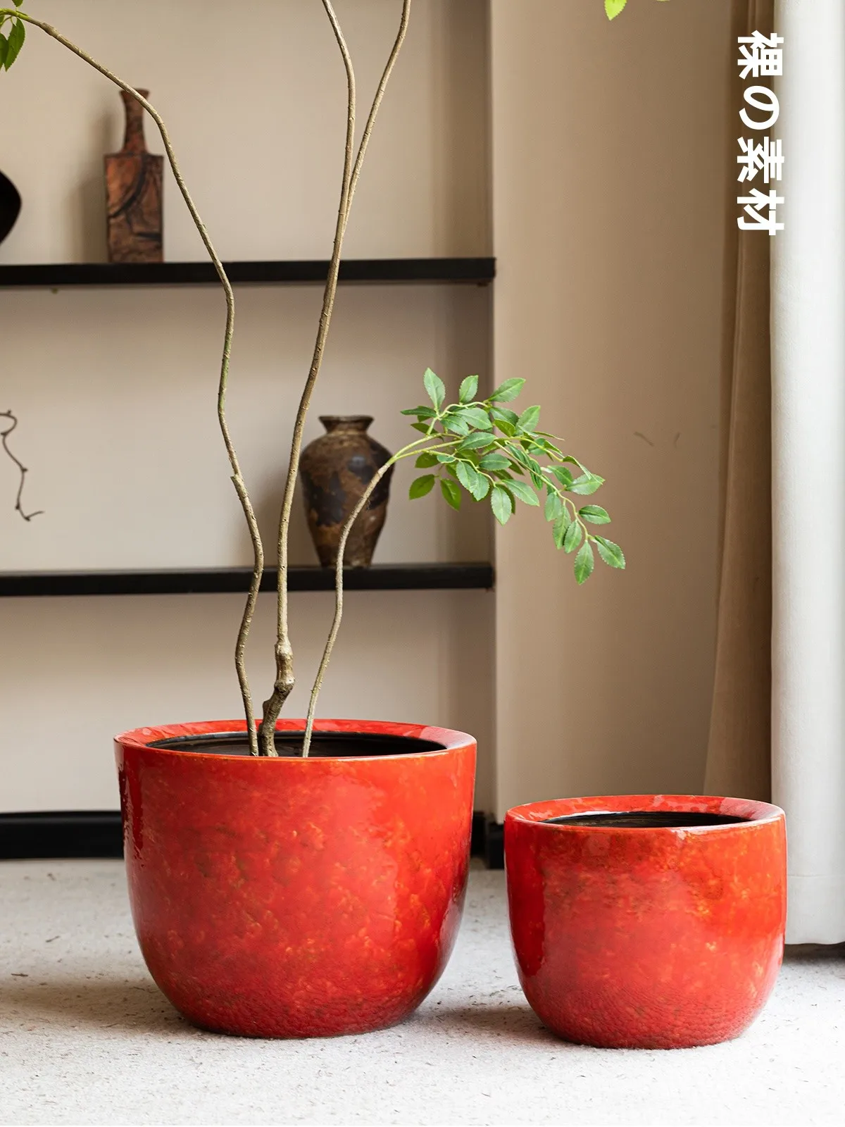 赤い陶器の花瓶：ほったらかしで毎年咲く花を育てるための高さのあるプランター