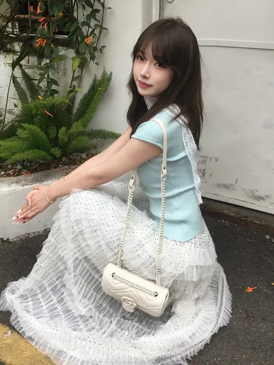 魅力的な初夏の装い！薄荷グリーンのフィット感あるトップスとドット柄のケーキスカート（セットアップ対応）