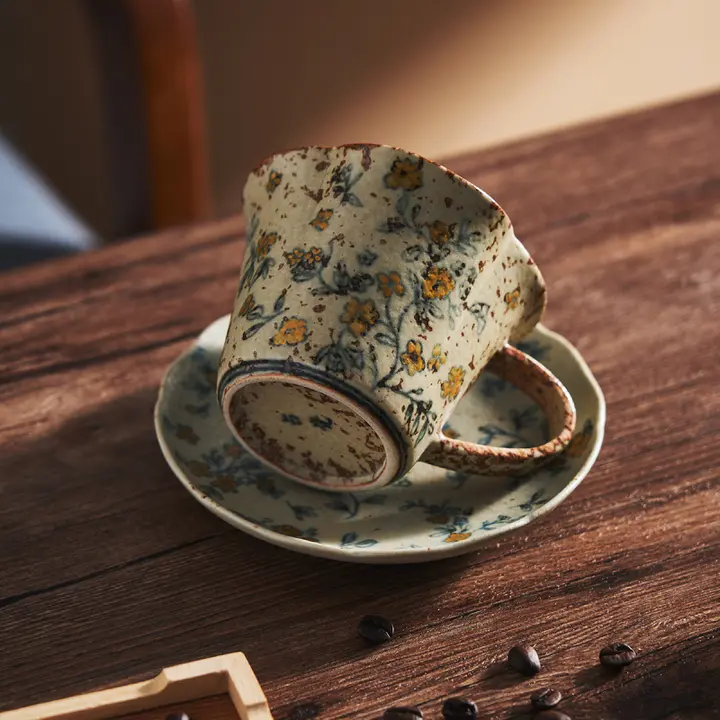 手描き花柄のコーヒーカップとソーサー【日本風・レトロ・金箔装飾】