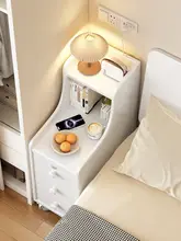 木製の小型キャスター付きナイトテーブル【移動可能・狭い隙間に最適・ロック機能付き】