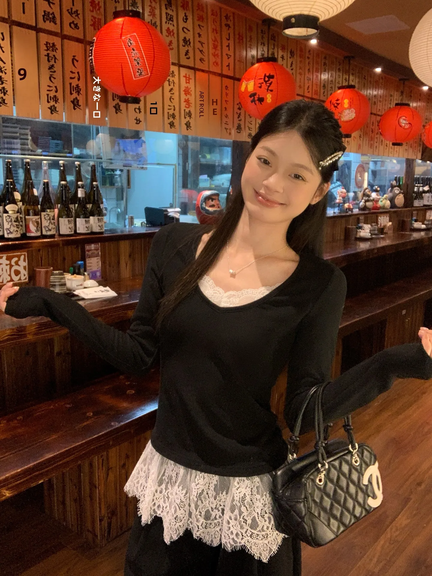 20代後半女性が冬の通勤に選ぶべきトップスは？黒と白のレースレイヤードトップスが解決するリアルな悩み