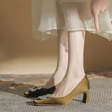 極上の柔らかさ！フラットな角型ストラップとビジュー付きの細めヒールシューズ【ドレスやチーパオにぴったり・エレガントデザイン】（セットアップ対応）