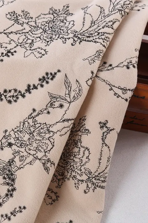 秋冬用 厚手ウールコート【女王蜂刺繍・植物モチーフ・レトロスタイル】