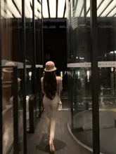 カジュアルな雰囲気のハイウエストカキ色デニムパンツ【極上の柔らかさ・スリムフィット】