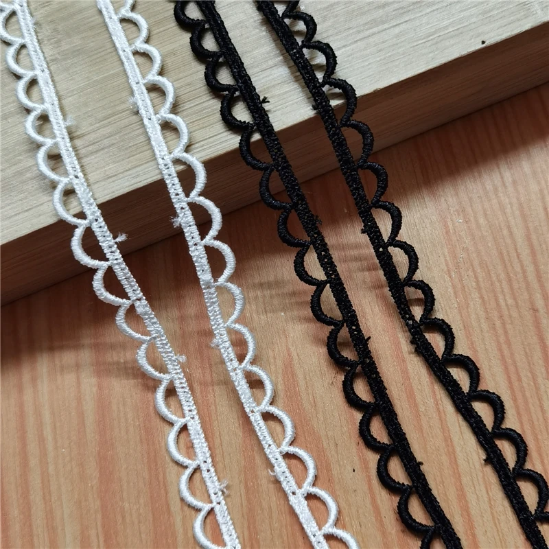 レース刺繍が通勤でもデートでも活きる理由は？