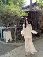 レースデザインのAラインスカートとブラウスの2点セットアップ対応