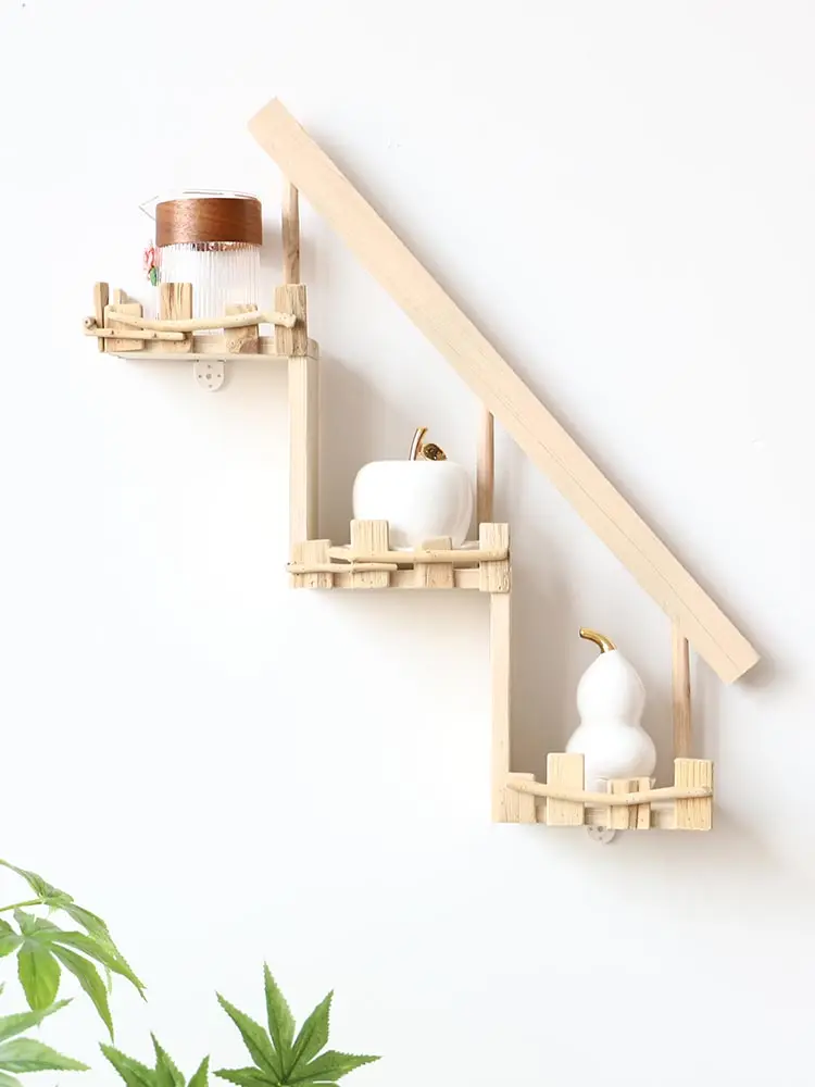 2×4 DIYで壁を彩るには？天然木製シェルフの選び方と実際の使い方