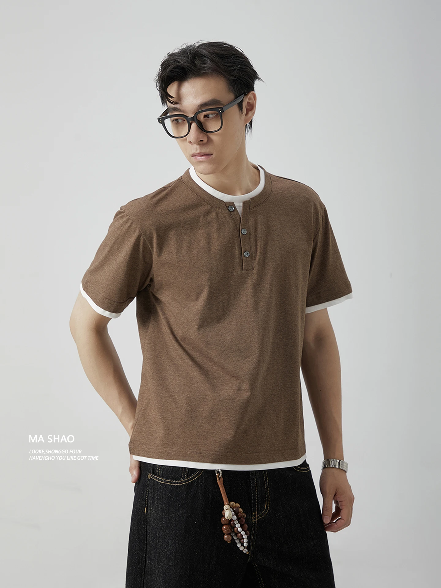 「tシャツ イン」でフォーマルな印象を出す方法は？ヴィンテージ風のラウンドネックTシャツが解決するリアルな使い方