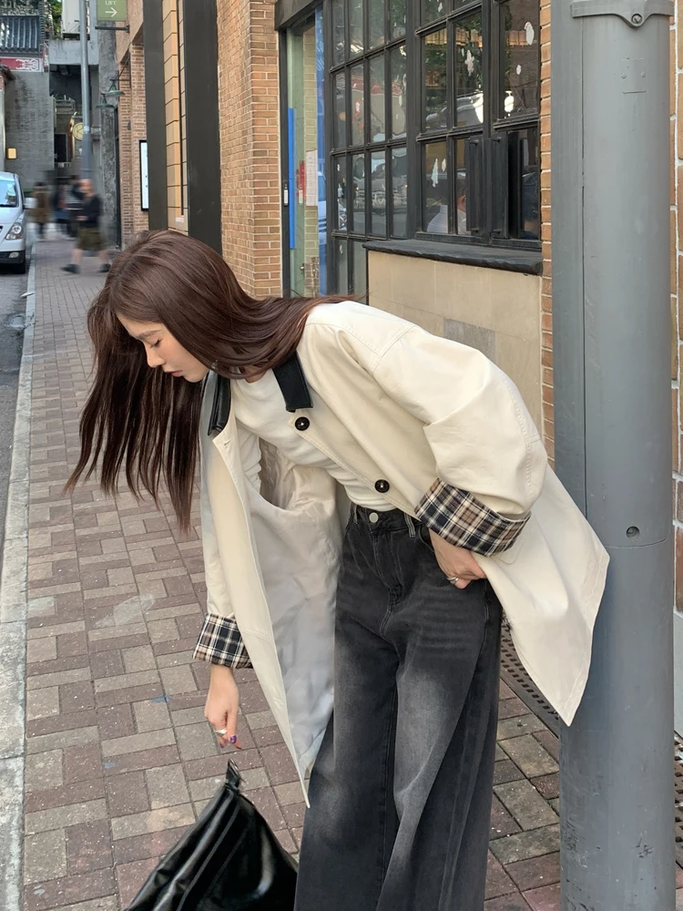白色トレンチコート【秋用・ショートデザイン・カジュアル】：50代女性の日常通勤に最適なサイズと着こなしの実証