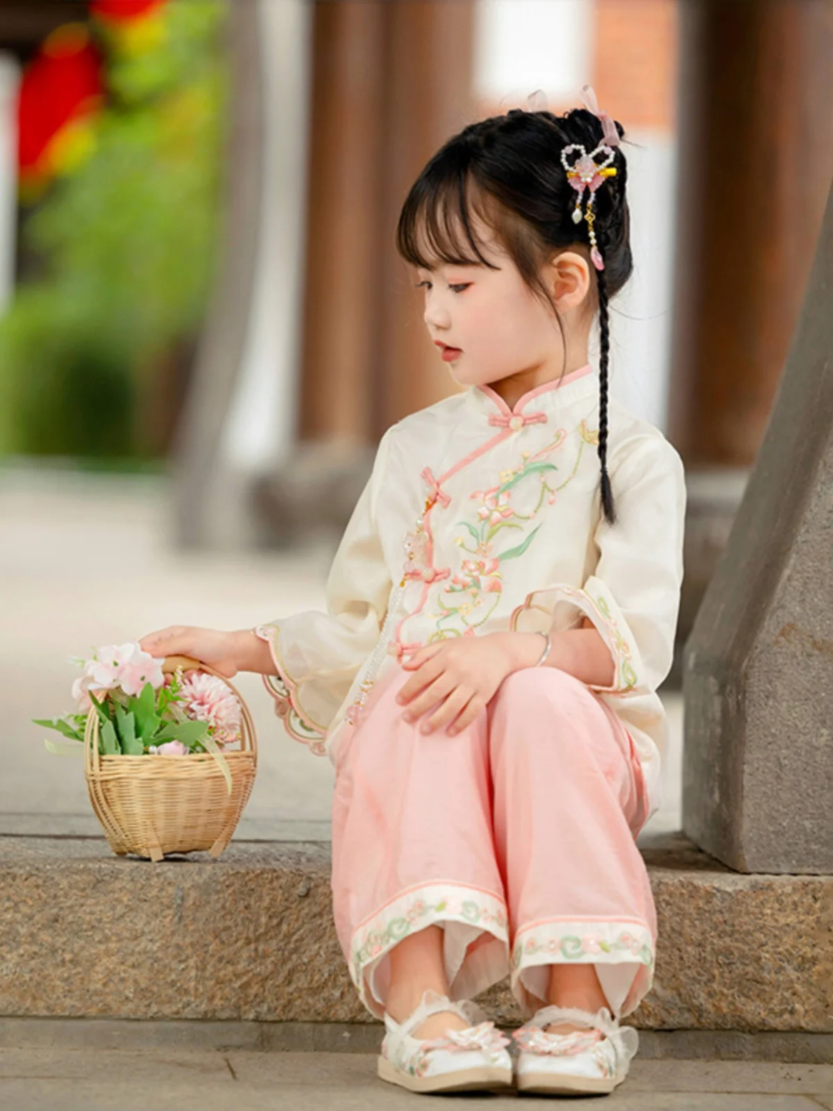 お宮参りに着る女の子の服装は、古風なチャイナドレスがベスト？