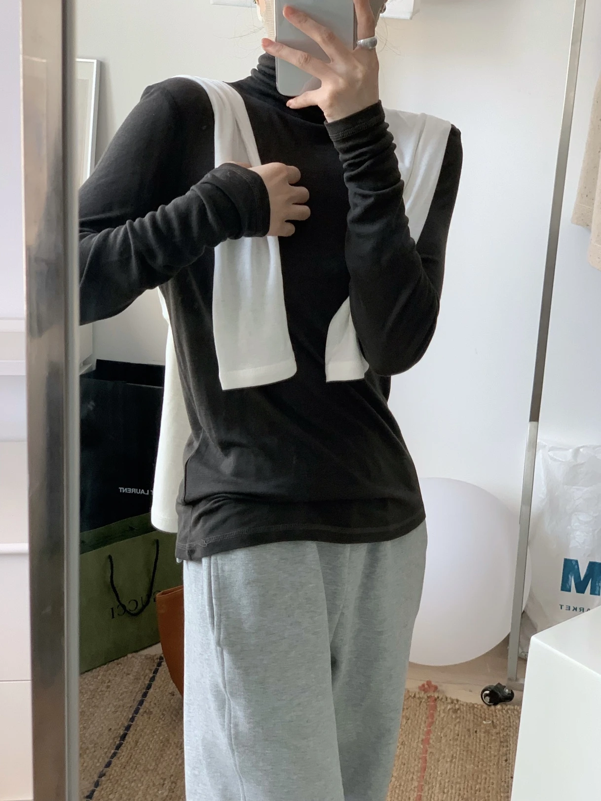 大人可愛いの本質とは？ハイネックTシャツで実現する自然なかわいさのガイド