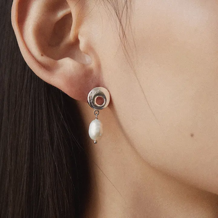 不規則なリングデザインの精巧なイヤリング【シンプルでありながら上品】