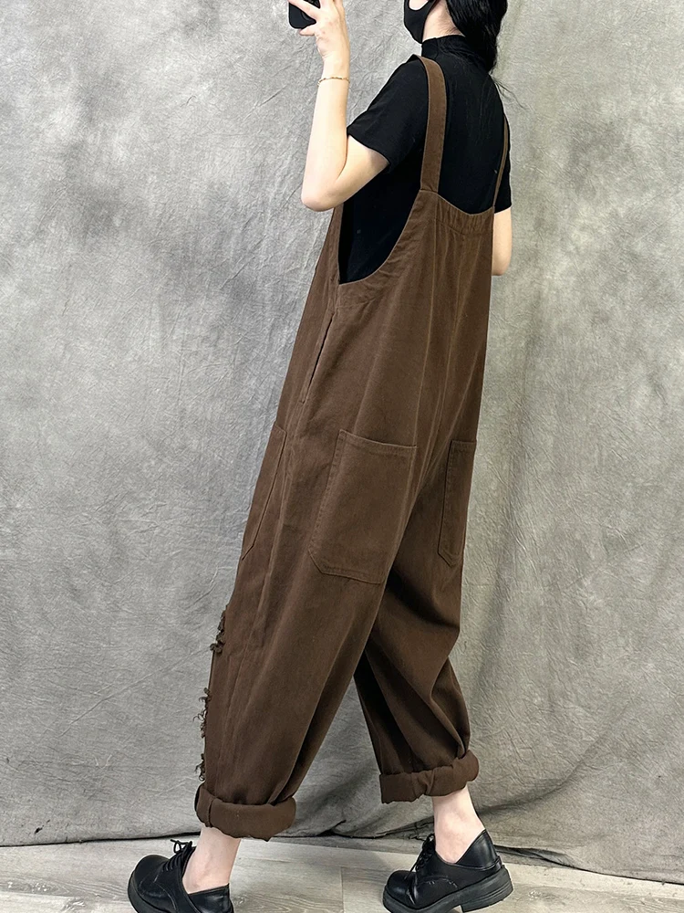 個性的デザインの破れ加工サロペットパンツ：田舎で着るおすすめのゆったりシルエットスタイル