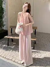 淡いピンクのフリル付きノースリーブトップスとワイドパンツのカジュアルスタイル（セットアップ対応）