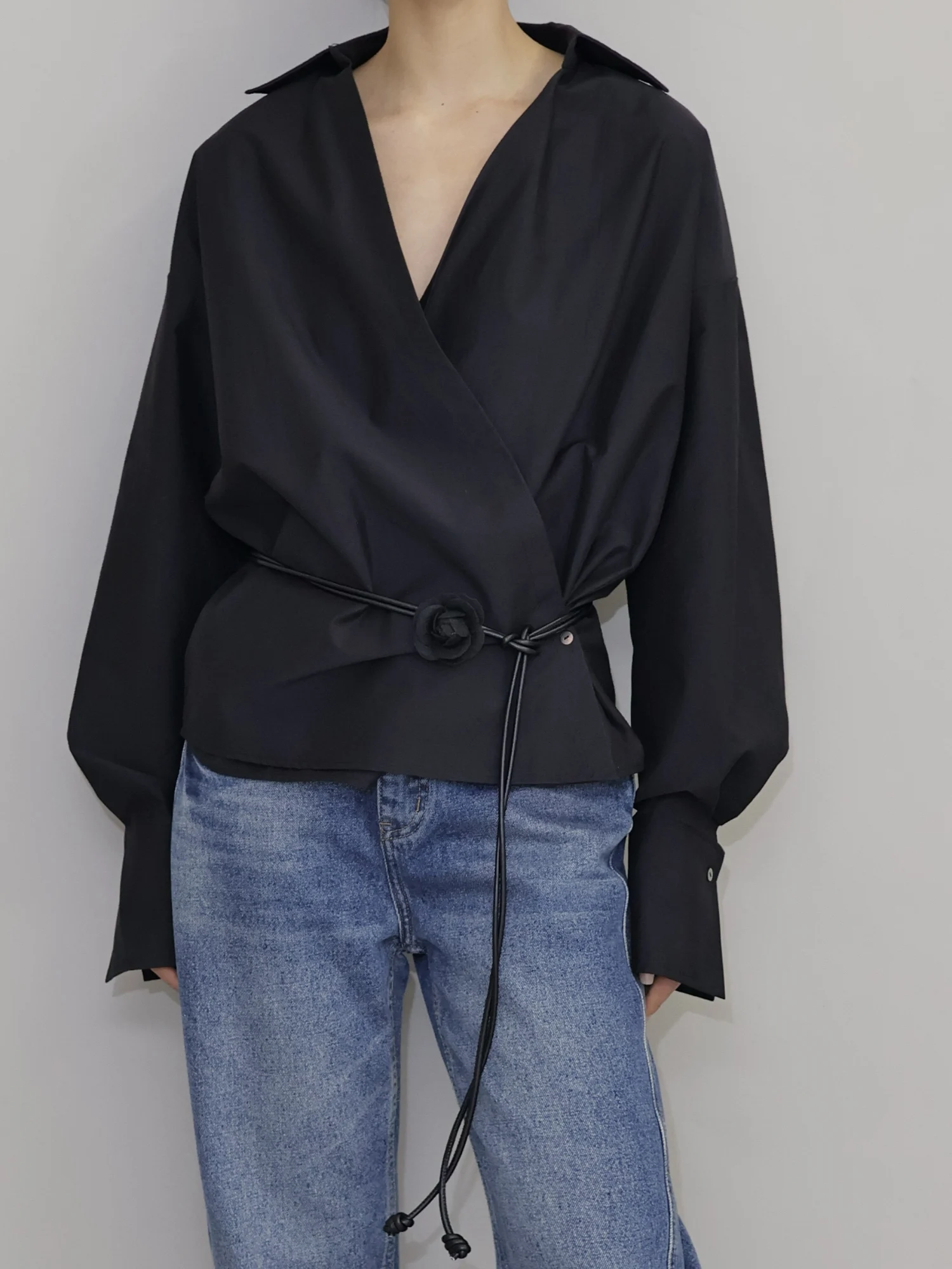 春季デザインの不規則なドレープ感シャツジャケット：前開け設計の実用性と着用シーン