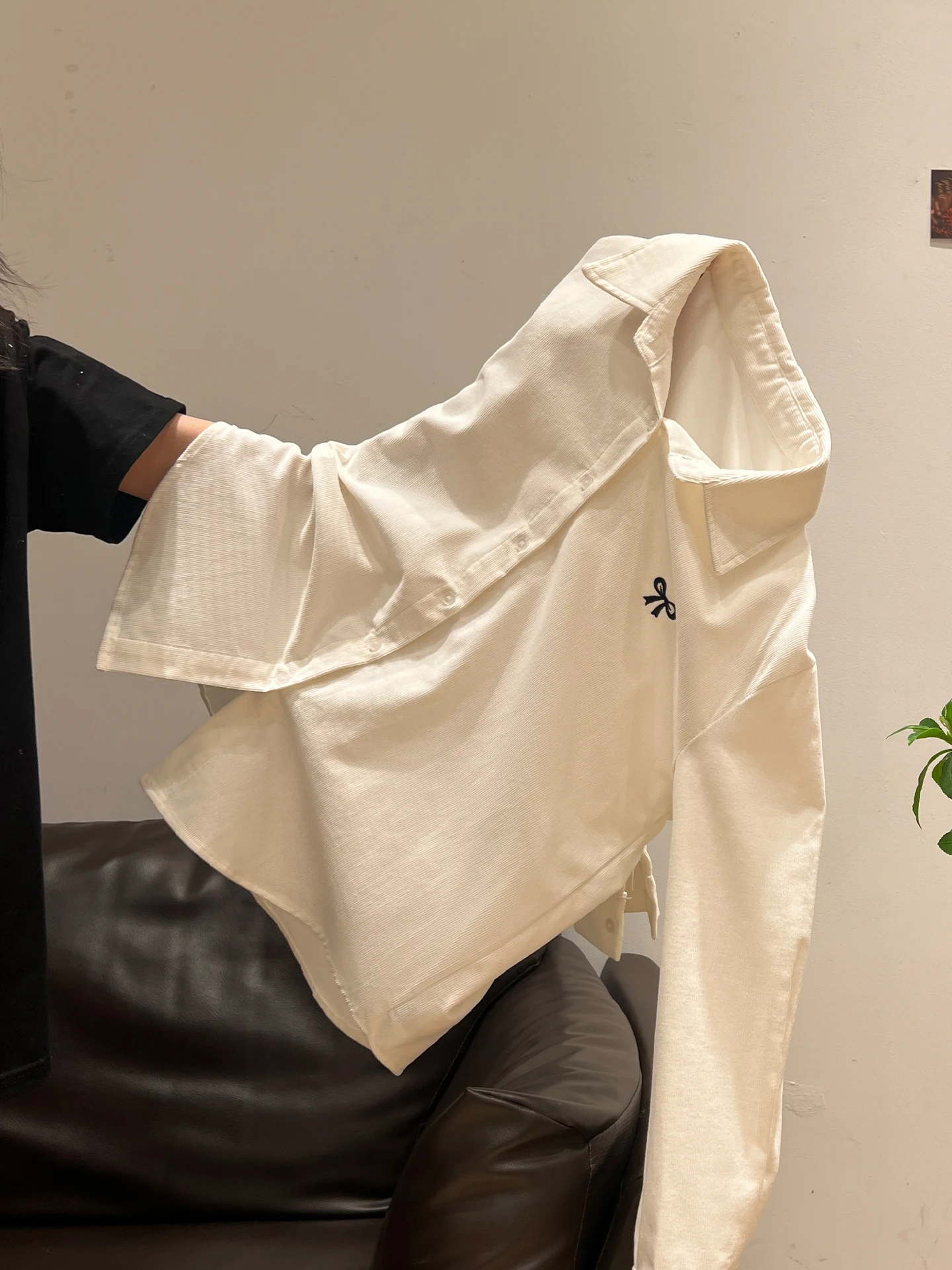 リボン刺繍の長袖ポロシャツ：カジュアル通勤服としての実用性と季節別着用パターン