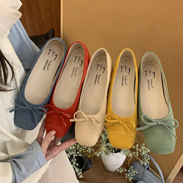 内増高デザインの浅口赤色女性用バレエシューズ【一足で簡単着用・ファッション】（セットアップ対応）